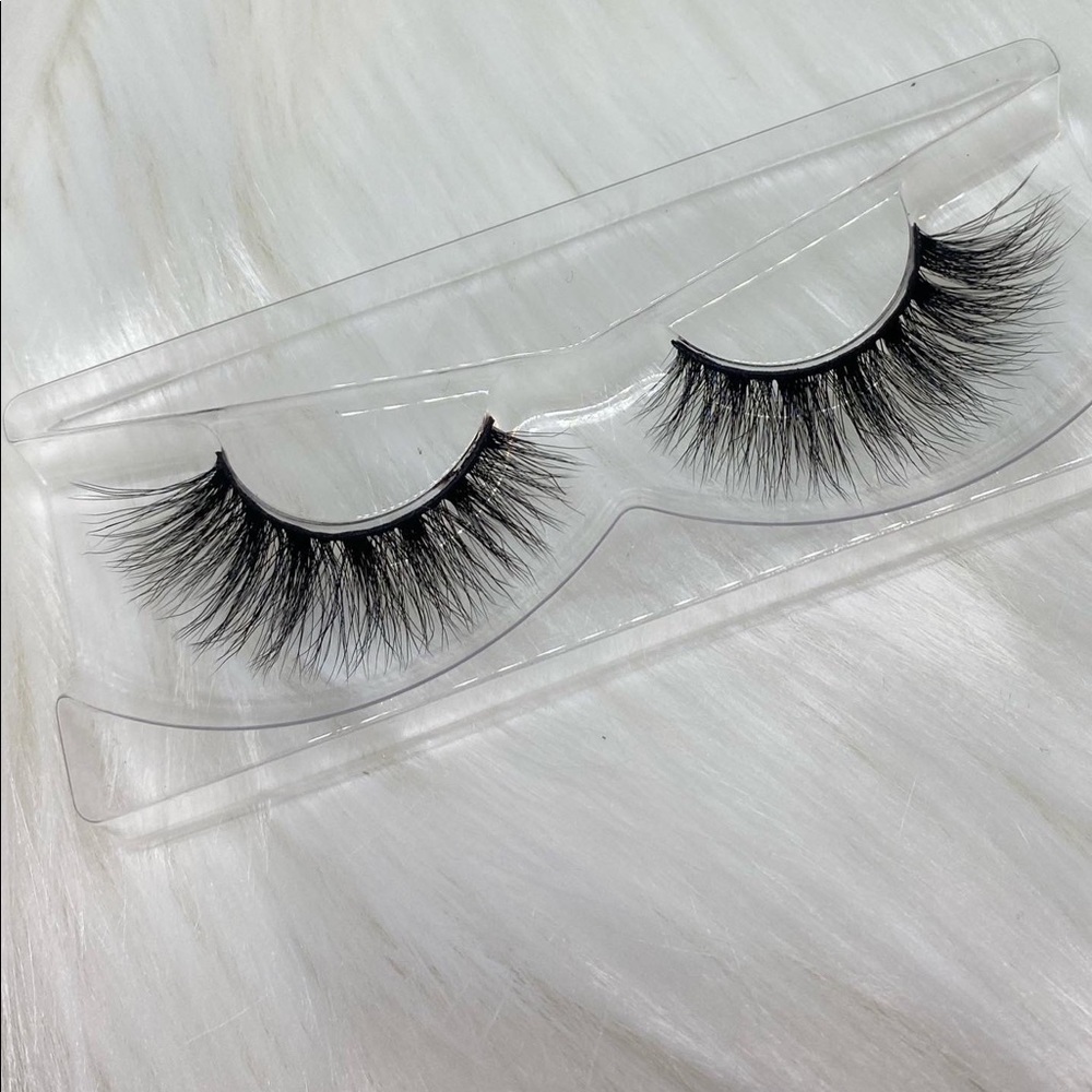 Lashes- Style: Divine
